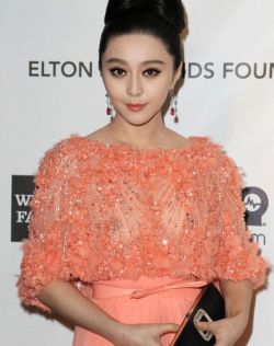 一边玩弄奶头一边和男人同时高潮