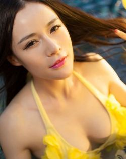 办公室揉着她两个硕大的乳球